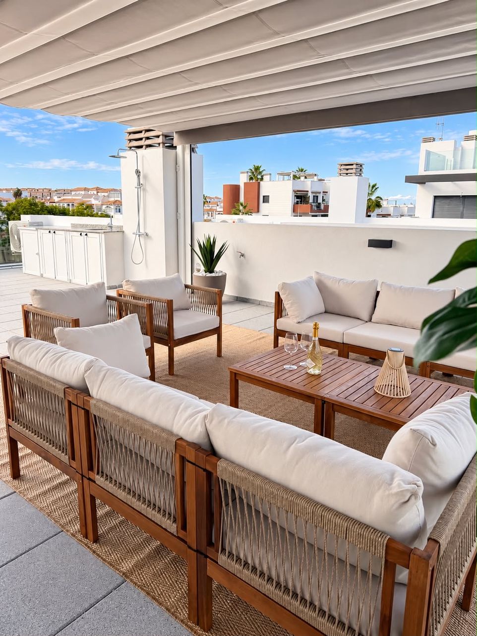 Loungeset met kussens en salontafel onder de pergola op het dakterras