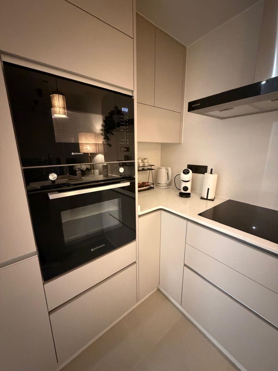 Keuken met inbouwoven, magnetron, inductiekookplaat en koffiezetapparaat